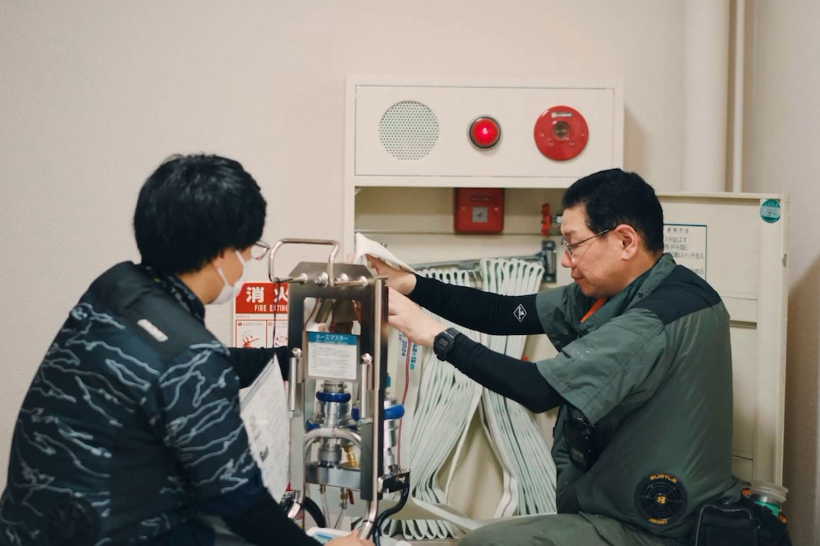 消防設備を点検・整備している作業風景
